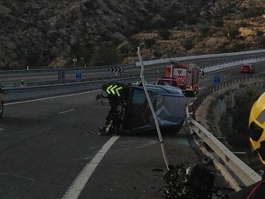 Accidente de tráfico en el 'Puente del Tesoro' con un herido leve y la intervención de los Bomberos del Levante