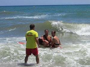Un rescate óptimo para abrir la temporada de verano en la playa de Vera, con un simulacro de salvamento a una bañista