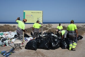 El Ayuntamiento de Carboneras intensifica la limpieza de la playa de Los Muertos