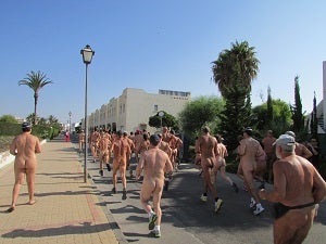 Medio centenar de personas en la I Carrera Nudista de Vera
