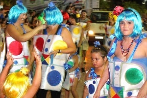 Más de 8.000 personas disfrutaron con el color y el ritmo del Gran Desfile del Carnaval de Verano en San Juan de los Terreros