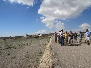 Un muro inacabado provoca el temor de inundaciones en La Muleria de Cuevas, lo tirarán el lunes