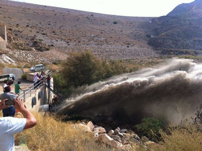 Realizan un pequeño desembalse del pantano de Cuevas para su limpieza