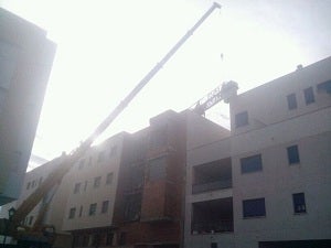 El Ayuntamiento obliga a retirar las grúas de una obra paralizada en Garrucha