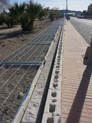 El viento tiró mil metros de vallado ejecutado dos meses antes en el polígono huercalense