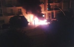 Un fallo eléctrico en un coche provoca una gran bola de fuego