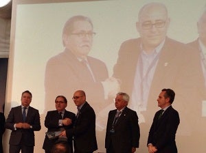 El alcalde de Huércal-Overa recibe un reconocimiento por el proyecto del vivero de empresas