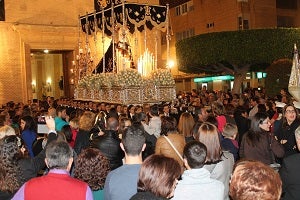 La procesión de la Virgen de los Dolores, de la Cofradía del Paso Negro, da inicio a la Semana Santa 2014 de Pulpí