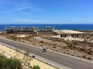 Mojácar también tiene su ‘Algarrobico’ ‘parado’ y ‘con la licencia caducada’