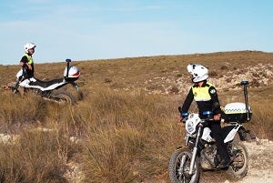 La Policía Local de Carboneras rescata a dos motoristas perdidos en Sierra Cabrera