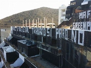 Contra acción del pueblo carbonero en el Algarrobico para que no se derribe