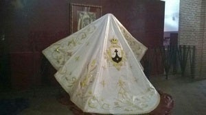 Empresas de Cuevas donan el manto que lucirá la Virgen del Carmen en su coronación