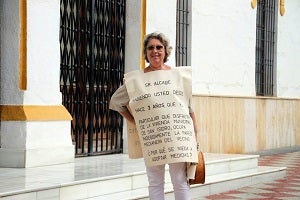 Una vecina reclama al Ayuntamiento que deje de ocupar parte de su fachada