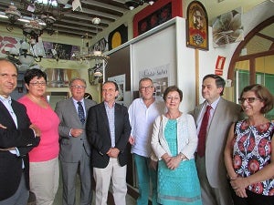 El consejero hace entrega del distintivo de Centro Comercial Abierto a Cuevas
