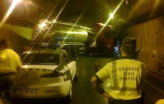 Vuelca un camión a la entrada del túnel de Lorca y corta la circulación