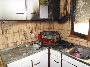 Bomberos del Levante intervienen en un incendio en una casa en Palomares
