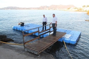 Pulpí amplía a todo el año la instalación del pantalán flotante ubicado en San Juan de los Terreros