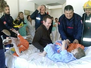 Bomberos del Levante entregan regalos en el hospital huercalense