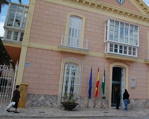 Carboneras hace efectivas las ayudas a 150 familias de pensionistas