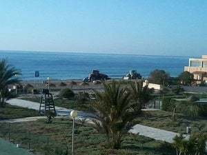 Vecinos de Vera se quejan de que la playa se ha regenerado con gravilla