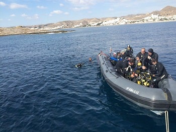 75  buzos sacan 15 kilos de basura de los fondos marinos carboneros