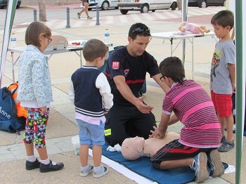 Buena afluencia de público en los talleres para aprender a salvar una vida
