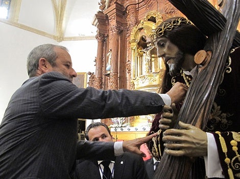 Imposición de la medalla de la ciudad de Vera a la imagen de Nuestro Padre Jesús Nazareno