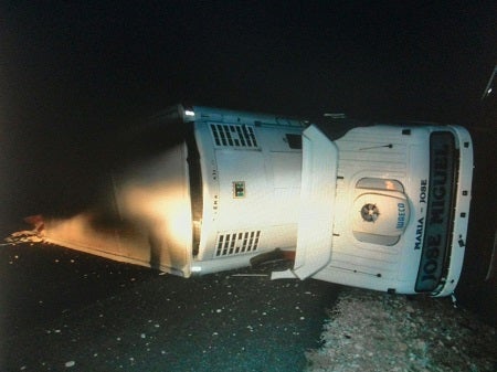 El vuelco de un camión provoca el corte de la A-7 en Antas