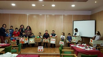 Los niños de Cuevas crean sus juguetes no bélicos y no sexistas