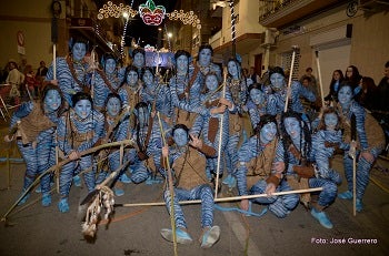 Espectacular desfile de comparsas para clausurar el carnaval de Cuevas