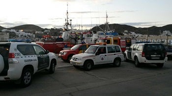 Los Bomberos impiden que se hunda un barco en el puerto de Carboneras