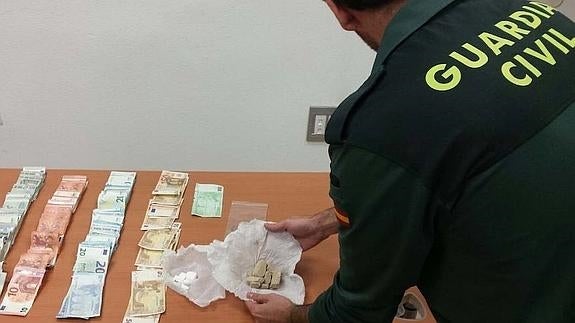 Detenidos tres vecinos de Cuevas con drogas y dinero
