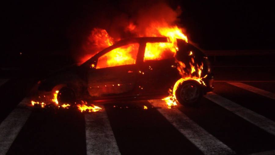 Se incendia un coche en la A-7 por causas desconocidas