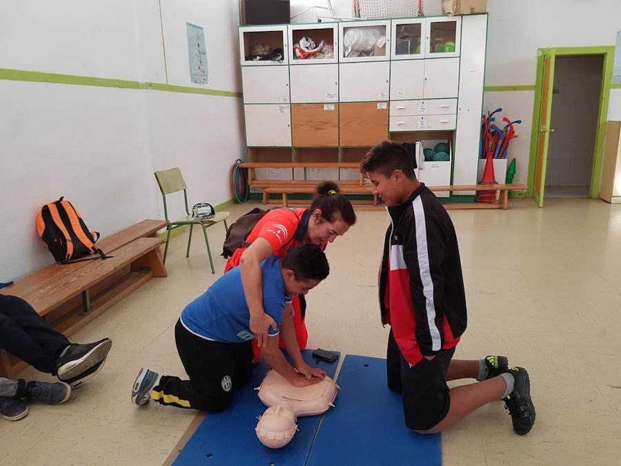 Alumnos del IES El Palmeral se ‘entrenan’ para salvar vidas con RCP