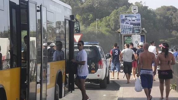 Dos jóvenes sin camiseta, a la derecha, en una calle de la costa mojaquera. 