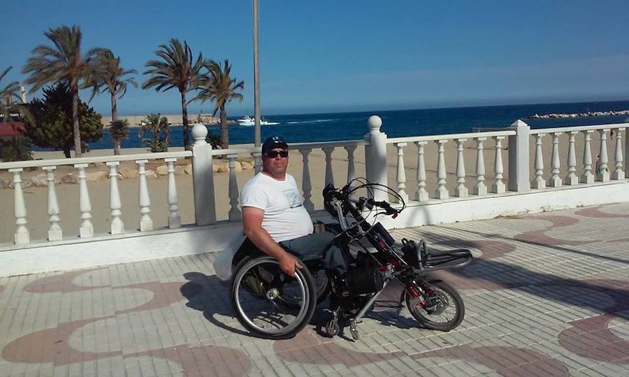 Garrucha, parada accesible para Carlos Sanchís, en su Vuelta a España en ‘handbike’