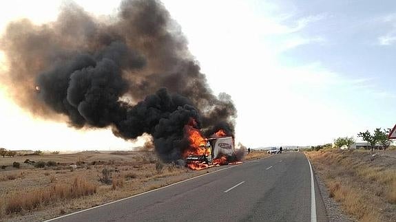 Un camión arde en Huércal-Overa.
