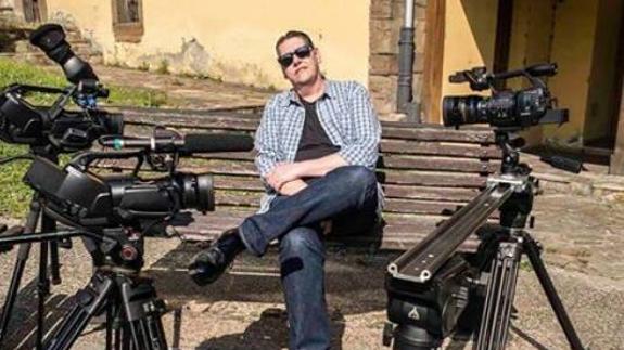 El director de cine en huelga de hambre «descubre» sus mensajes con el edil Lázaro