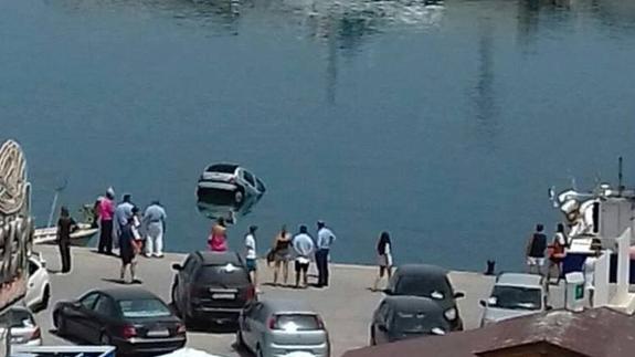 Un coche cae al mar en el puerto de Garrucha