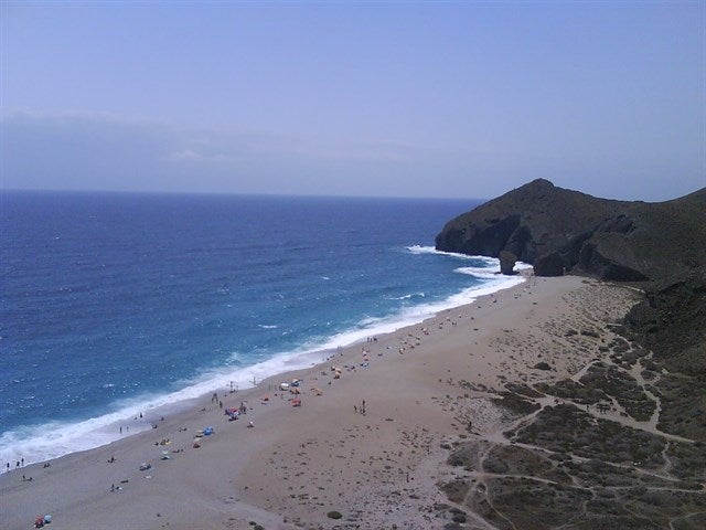 Carboneras pide colaboración ante un tráfico "desbordado" para acudir a la Playa de Los Muertos