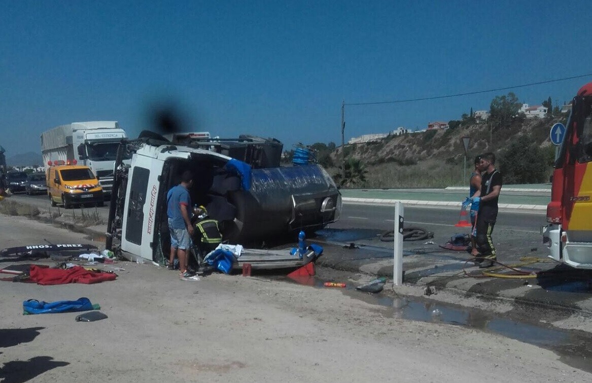 Espectacular colisión entre un camión cisterna y un turismo en Garrucha