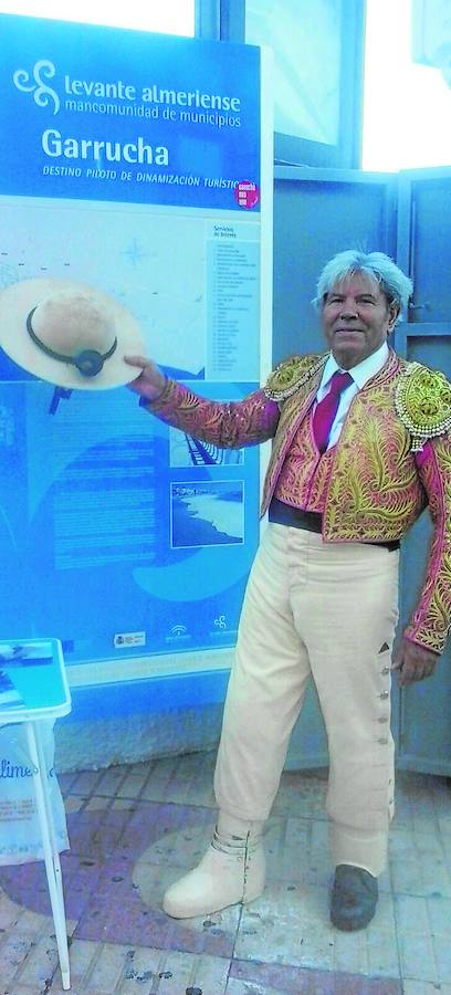 Vicente reclama, vestido de matador de toros, que se arregle la rampa en la que se cayó su mujer