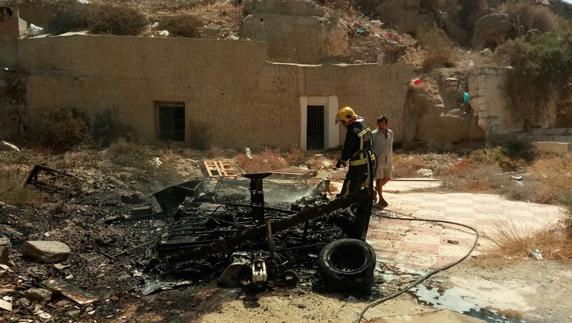 Se quema una autocaravana ¿robada? en Cuevas del Almanzora