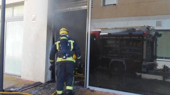 Cinco personas atendidas por humo y desalojado un edificio por un fuego en Huércal-Overa