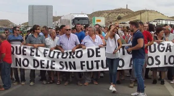 Un pueblo en contra de quedarse sin futuro