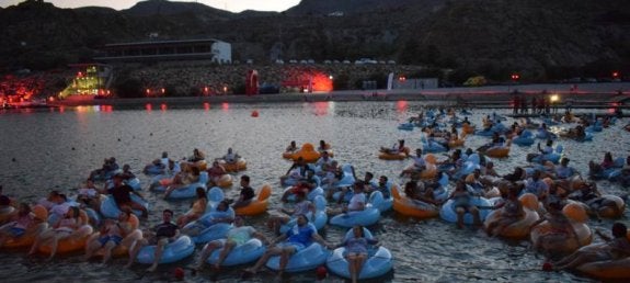 Los asistentes cambiaron las butacas por flotadores y se metieron en el papel de temerosos protagonistas entre tiburones. :: vodafoneyu