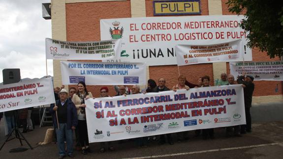 La Mesa del Ferrocarril logra el respaldo de unas 600 personas en su concentración en Pulpí por el AVE