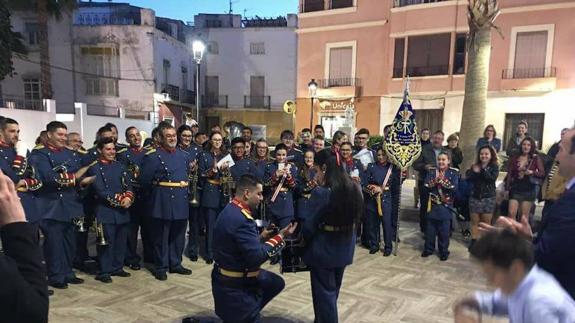 Un ‘sí, quiero’ al son de música cofrade almeriense
