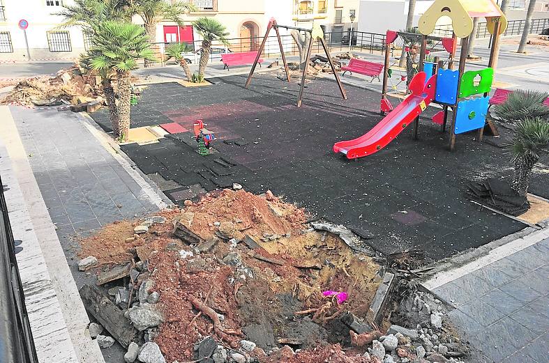 Carboneras inicia la remodelación de la plaza Alborán y renueva sus accesos