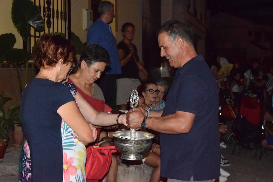 Los vecinos del barrio Alto de Loja despidieron ayer sus fiestas patronales con la procesión de San Roque, que recorrió las calles 'teoleteras' para cerrar varios días de celebraciones.